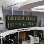 लंदन मेटल एक्सचेंज ने धातु बाजारों में इलेक्ट्रॉनिक कारोबार रोका | बाज़ार समाचार